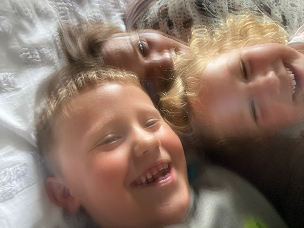 Blurry,-bell-o-fod-yn-berffaith,-ond-y-gwen-mwya’-ar-wyneb-pawb.jpg